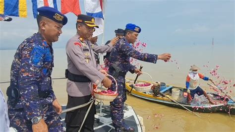 Hut Polairud Polresta Pati Tabur Bunga Di Perairan Muara Juwana