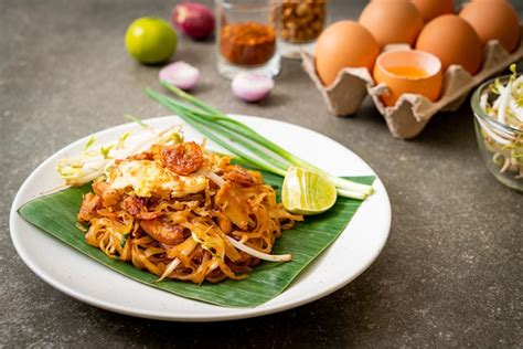 Pad Thai Fideos De Arroz Salteados Con Camarones Secos A La Sal Y Tofu