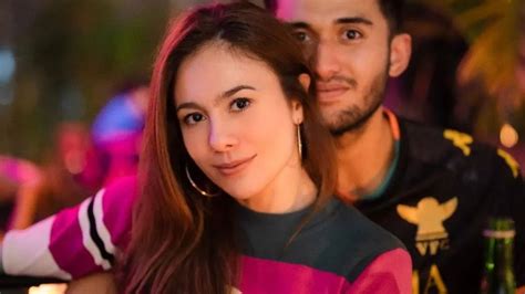 Potret Wulan Guritno Pakai Bikini Curi Perhatian Rekan Artis Happy