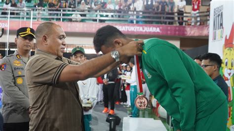 Pj Bupati Langkat Serahkan Medali Kepada Juara Cabor Sambo Pon Xxi