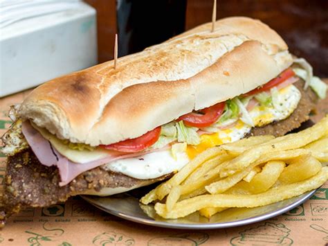 Osvaldo Gross probó el sándwich de milanesa tucumano Tuc Sin Filtro