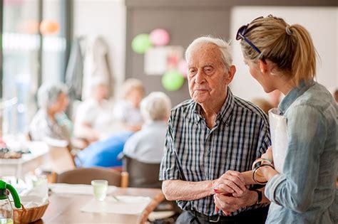 Care Managers Help Families Navigate Challenges Of Dementia