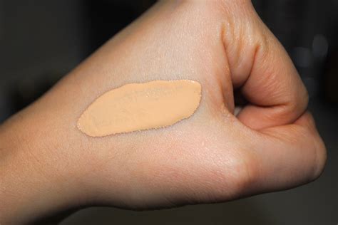 Review Revlon Nearly Naked Foundation Matte Crimson