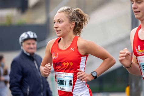 Glückliche Läuferinnen und Läufer beim Baden Marathon in Karlsruhe