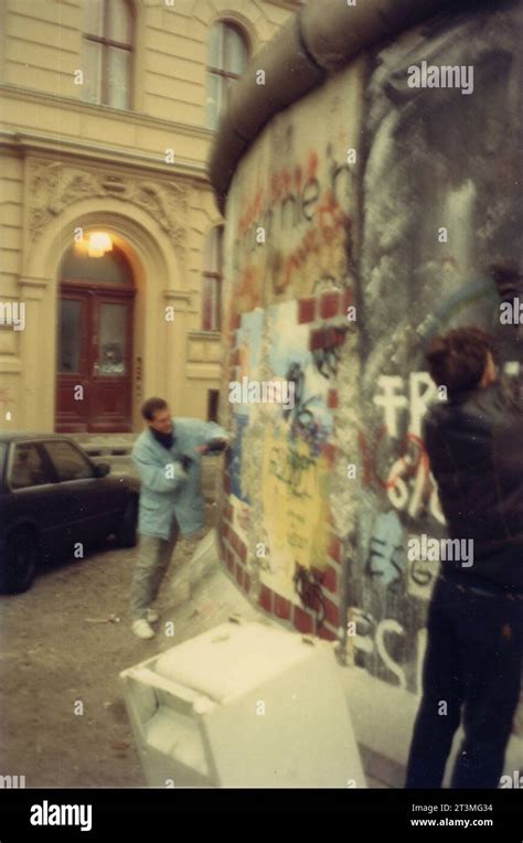 Youngsters at work destroying the Berlin Wall, Germany 1989 Stock Photo ...