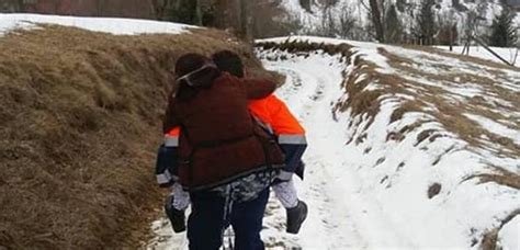 Un Adev Rat Erou Imaginea Cu Ambulen Ierul Care Car O Bolnav N