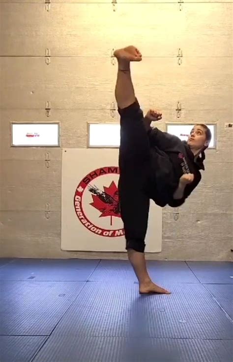 Pin By August Duwi On The Pose Of Beauty👌👍 Female Martial Artists Martial Arts Sparring