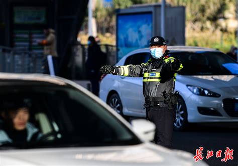 汉警快骑队员王蒙：上岗前，用热毛巾捂掉摩托车护板上的冰 武汉 新闻中心 长江网 Cjn Cn