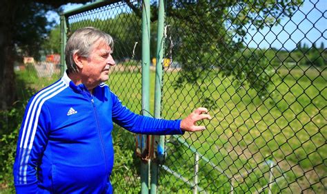 Sportplatz Am Rhein Zog Tausende Fans An Vorstand Walter Gr F