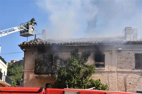 Incendio Recanati Va A Fuoco Una Casa E Crolla Il Tetto Salva Una