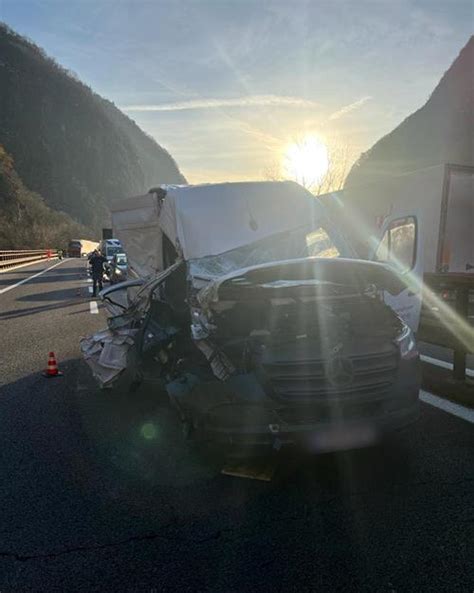 News Aus Dem Wipptal Erker Auffahrunfall Zwischen Kleinlaster Und LKW