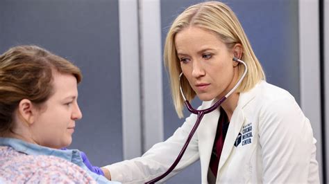 Chicago Med S Jessy Schram Believes Hannah S Past Makes Her A Better Doctor