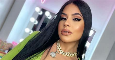 La Dura Se Adelanta Al Verano Y Comparte Candente Foto Con Un Bikini Morado