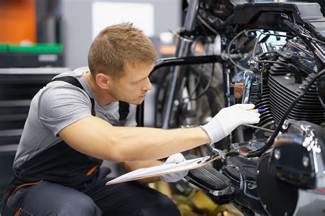 Entretien Moto remplacement véhicule réparation pièces pneus