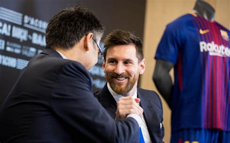 Lionel Messi Signe Son Nouveau Contrat Avec Le FC Barcelone Jusqu En 2021