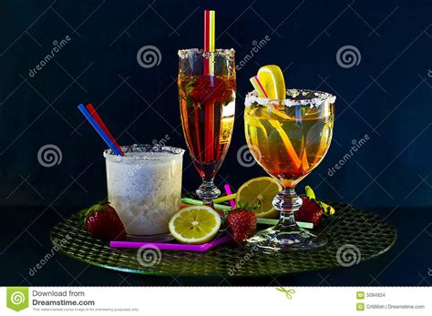 Drie Cocktails Op Een Staaf Stock Foto Image Of Vloeibaar Grenadine 5084924