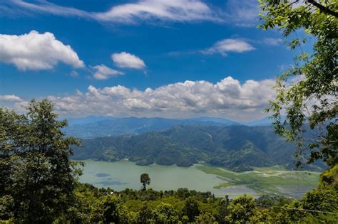 Hermoso Lago Verde Phewa Con Barcos Y Monta As Verdes En La Ciudad De