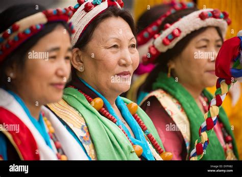 Tibetan Traditional Dress Hi Res Stock Photography And Images Alamy