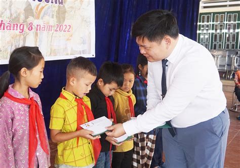 Trao Yêu Thương đến Với Học Sinh Vùng Cao Báo Dân Tộc Và Phát Triển