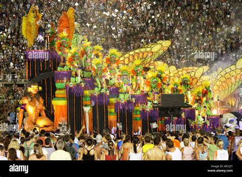 Carnival crowds watching carnival parade and floats in Sambadrome Rio ...