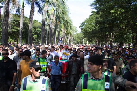 Foto Corpo de Cristiano Araújo chega ao Cemitério Jardim das Palmeiras