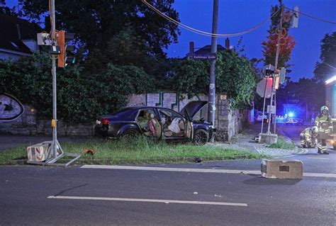 Wilde Verfolgungsjagd In Sachsen Endet Mit Unfall A Kracht Gegen Ampel