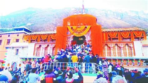 Char Dham Yatra 2022 Badrinath Dham Decorated With Flowers Before Door Closing Amar Ujala