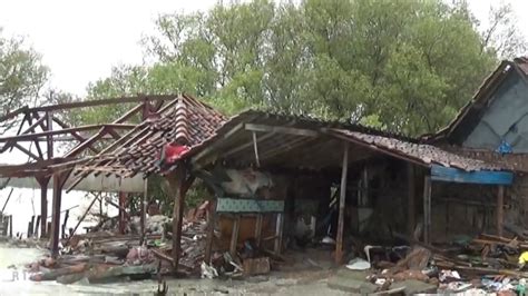 Rumah Di Pesisir Demak Hancur Dihantam Gelombang Tinggi