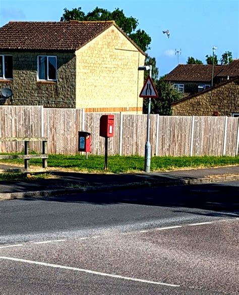 Queen Elizabeth Ii Postbox Meadow Road Jaggery Cc By Sa