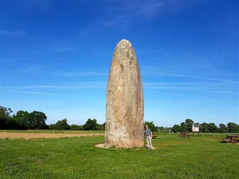 Le Menhir Du Champ Dolent à Dol De Bretagne Par Jacques Marie Bardintzeff