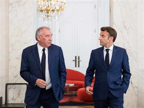 Politique Quand Fran Ois Bayrou Joue Le Poil Gratter Demmanuel Macron