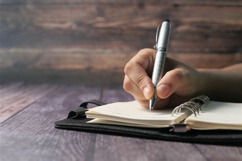 Mujeres Mano Escribiendo Con Bol Grafo En El Bloc De Notas En La Mesa