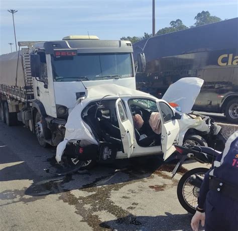 Acidente Seis Ve Culos Deixa Tr S Feridos No Anel Rodovi Rio Em