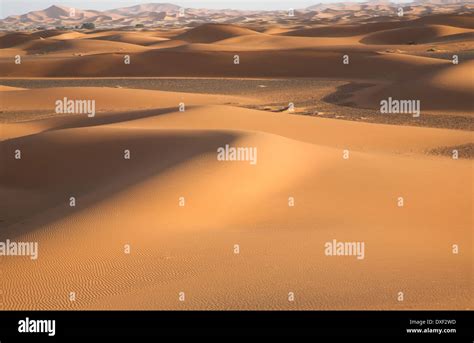 Barchan dune hi-res stock photography and images - Alamy