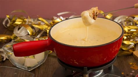 W Rziges K Se Fondue Mit Selbstgemachtem Kr Uterbrot