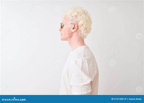 Joven Albino Rubio Con Camiseta Y Gafas De Sol Sobre Fondo Blanco