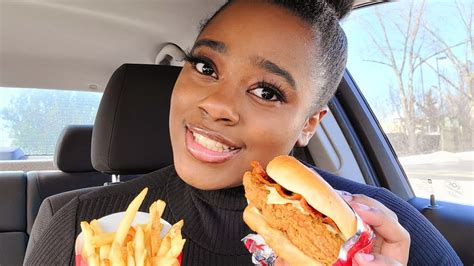 Wendy S Mukbang Trying The NEW Hot Honey Chicken Sandwich YouTube