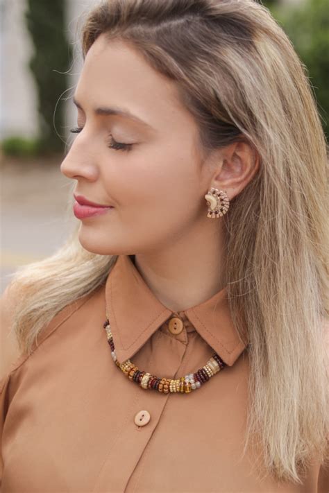 Colar Curto Mix De Cristais Contas De Vidro E Muranos Tons De Nude E Marrom Magrini Joias