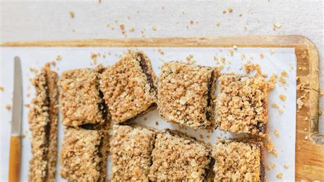 Вкусный рецепт: полезные квадратики с изюмом и тхиной