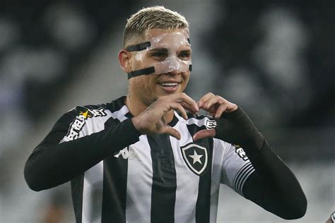 Artilheiro Do Botafogo Rafael Navarro Se Torna Jogador Mais