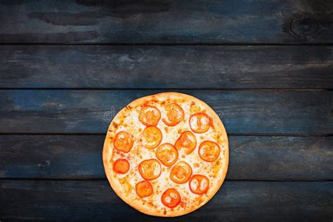 De Perfecte Pizza Met Plakken Van Tomaten Plet Ui En Paprika Op Een