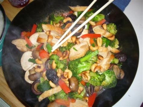 Hähnchen Mit Broccoli Und Cashewkernen Aus Dem Wok Rezept Kochbar De