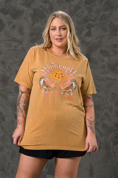 T Shirt Estonada Caramelo Stray Groovy Plus Size