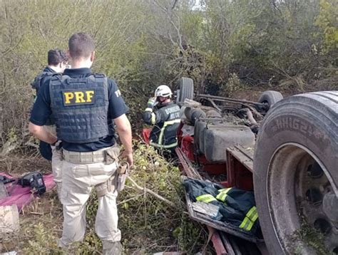 Homem Morre E Corpo Fica Preso S Ferragens Ap S Caminh O Capotar Entre