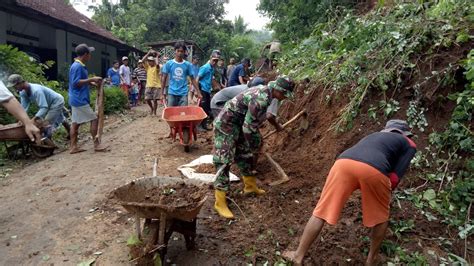 Berita Magelang TNI Bantu Warga Bersihkan Sisa Material Longsor