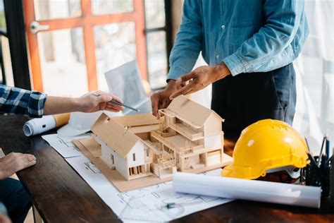 Dois Arquitetos Discutindo Um Novo Projeto Homens E Mulheres Jovens