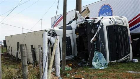 Morre Condutor De Caminhão Que Tombou Na Rotatória Da Br 163 Cidades