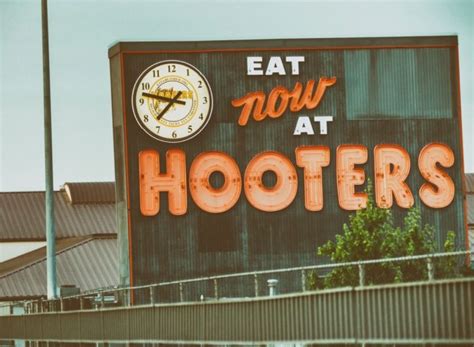 7 Reasons Hooters Locations Are Disappearing