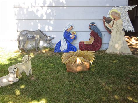 Flowers On The Roof: DIY Painted Outdoor Nativity Set