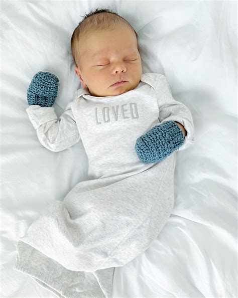 Crochet Newborn Mittens - Daisy Farm Crafts